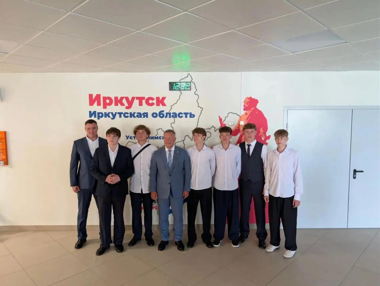 Глава региона Игорь Кобзев и мэр Иркутска Руслан Болотов приняли участие в празднике знаний: дети танцевали, читали стихи и делали памятные фотографии.