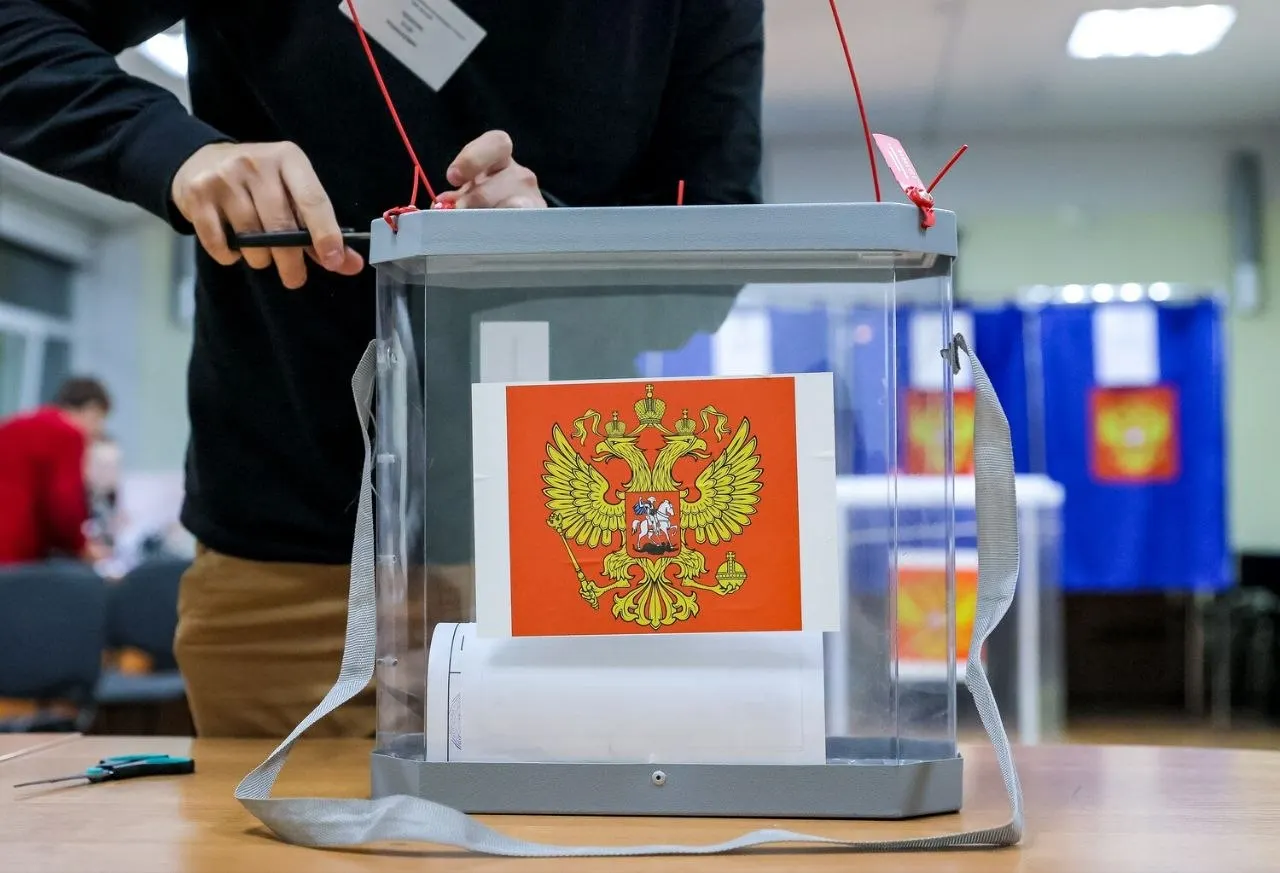 По данным опросов, «Единая Россия» лидирует с 53,5%, за ней следуют КПРФ (14,5%), ЛДПР (10,1%), «Н новые люди» (8,4%), «Справедливая Россия» (6,0%), партия пенсионеров (2,8%), испорченные бюллетени (1,5%). 37% опрошенных воздержались от ответа.