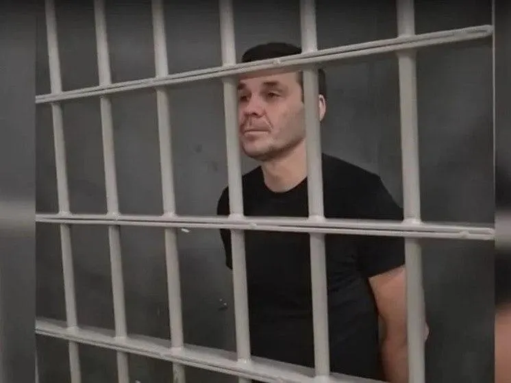 48-летний Максим Артемов осужден за госизмену к 14 годам колонии строгого режима, двумя годами ограничения свободы и штрафу 200 тысяч рублей; дело затрагивает перевод средств к ВСУ и другие эпизоды.