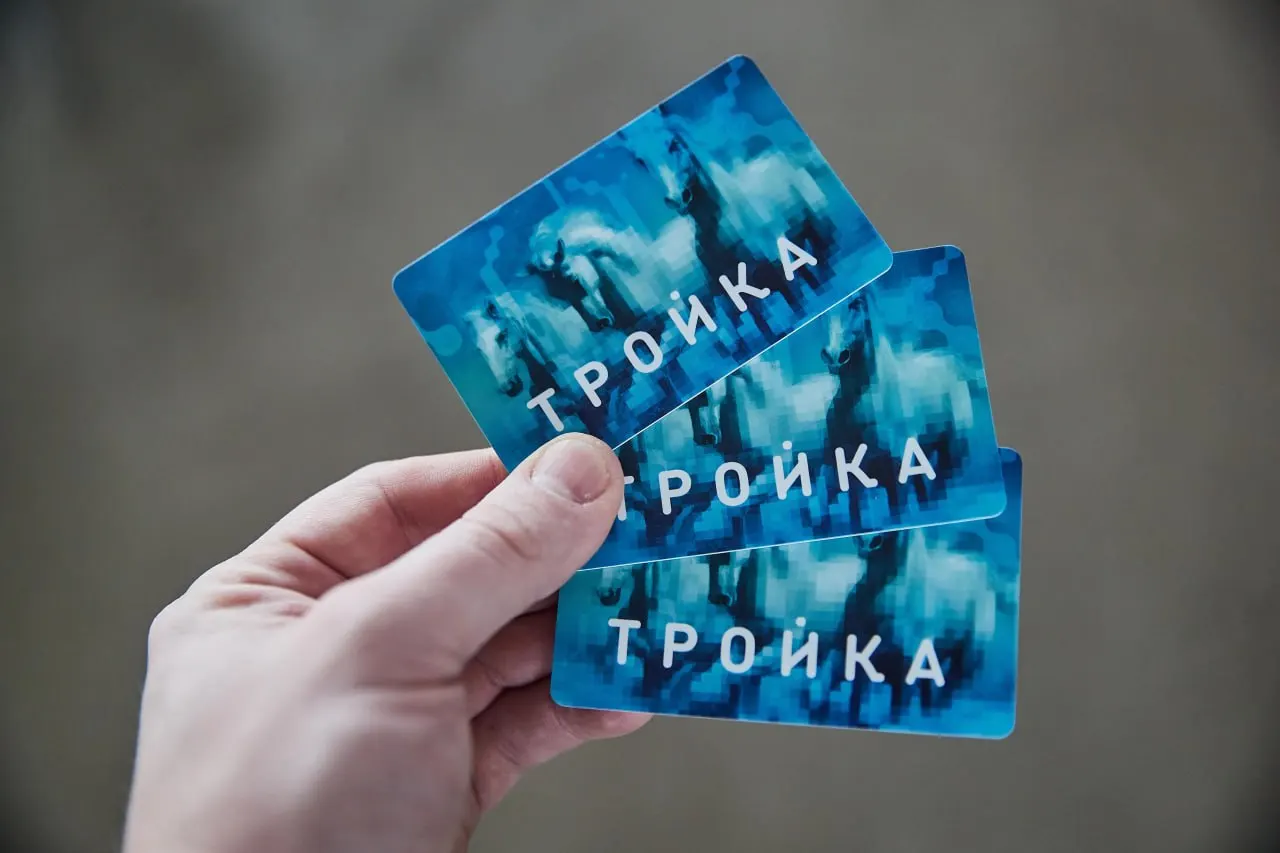 В Иркутске внедрена система оплаты проезда картой «Тройка» в двух автобусах; валидаторы работают по московской билетной системе, и карта, купленная в Иркутске, будет действовать и в других городах.