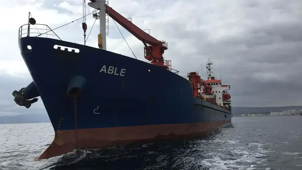 Дроны атаковали два коммерческих судна в болгарской зоне Черного моря; одно судно затонуло, другое повреждено, экипаж ищут; спасение продолжается.
