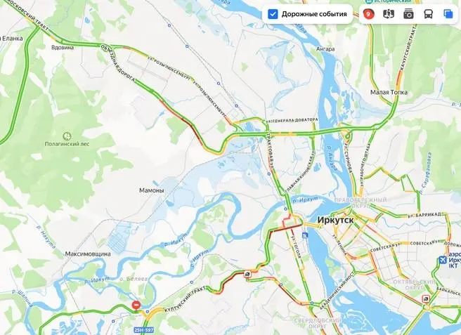 Из-за снегопада на улицах Иркутска образовались заторы на основных магистралях города, увеличилось время поездок, а такси подорожали.