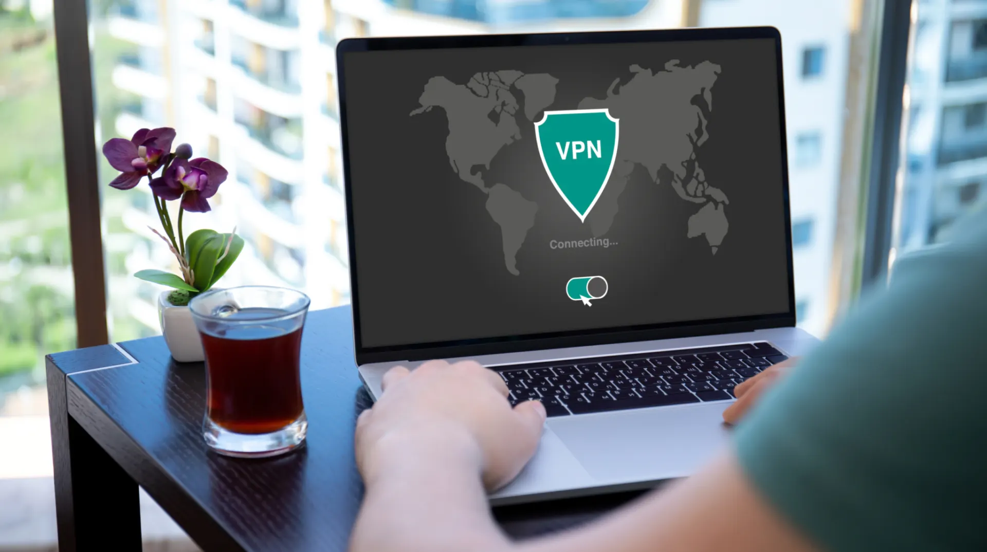 За прошедшую неделю десятки VPN-сервисов заявили о новых ограничениях; провайдеры работают над обходными решениями, а Роскомнадзор активизирует блокировку по IP.