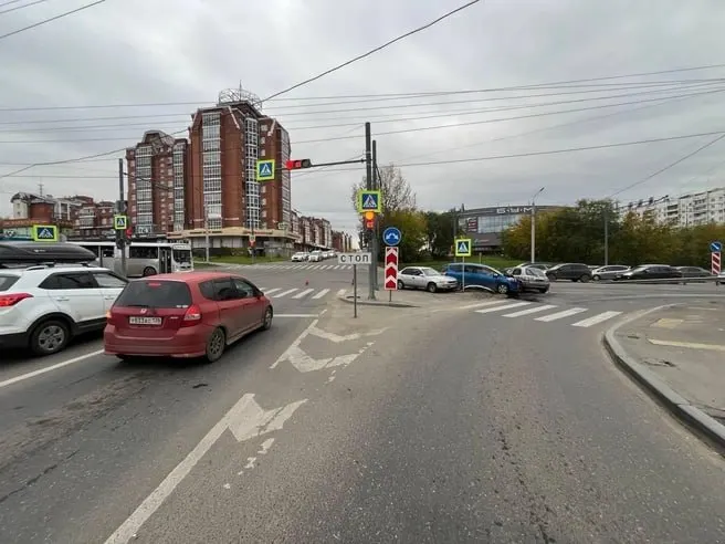 30-летняя водитель Nissan March повернула налево на Академической, спровоцировав тройное столкновение; пострадавшая доставлена в больницу.