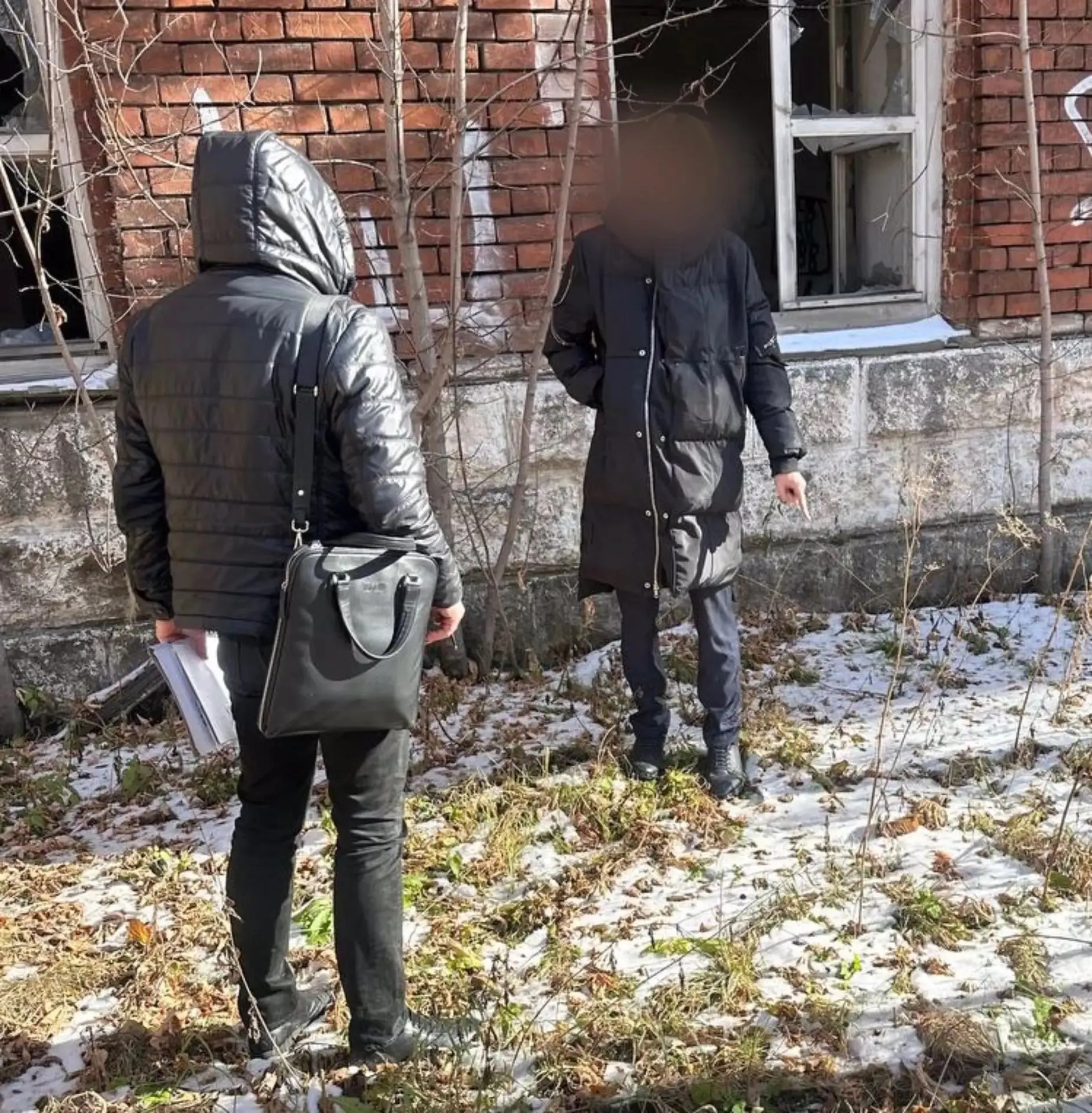 16-летний иркутский подросток подозревается в попытке спрятать наркотики по указанию сообщников возле мемориального комплекса «Иерусалимская гора»; задержан полицией и помещён под домашний арест.