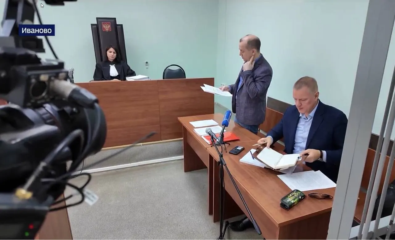 Следственный комитет запросил доклад по уголовному делу против редактора регионального телеканала. Рассматриваются обвинения в клевете и дискредитации армии; в деле проходят обыски и судебные разбирательства.