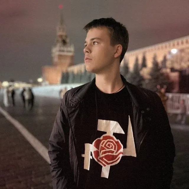 В Иркутске задержан несовершеннолетний активист, поддерживающий партию «Другая Россия Э. В. Лимонова», после обыска его доставили в отдел; делу может быть предъявлено обвинение в демонстрации запрещённой символики.