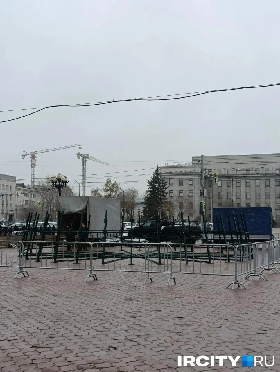 Монтаж новой елочной конструкции начался в сквере Кирова. Её высота превысит 30 метров, новая ёлка разместится возле перехода к областному правительству. Украсят силуэты иркутских достопримечательностей; открытие намечено на 26 декабря, после чего начнет работу резиденция Деда Мороза.