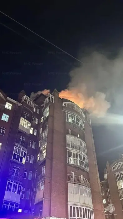 Пожар на мансардном этаже многоквартирного дома привёл к эвакуации десятков жильцов; причина устанавливается.