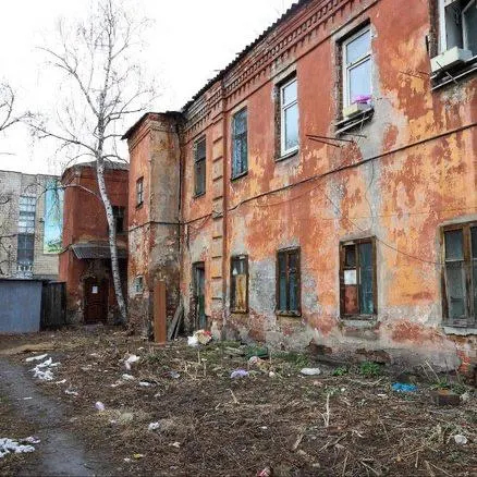 Мэрия Иркутска не получила ни одной заявки на участие в конкурсе по реализации участка возле военкомата; здание старинного дома с аркой, ранее памятник, признано аварийным и лишено охранного статуса.