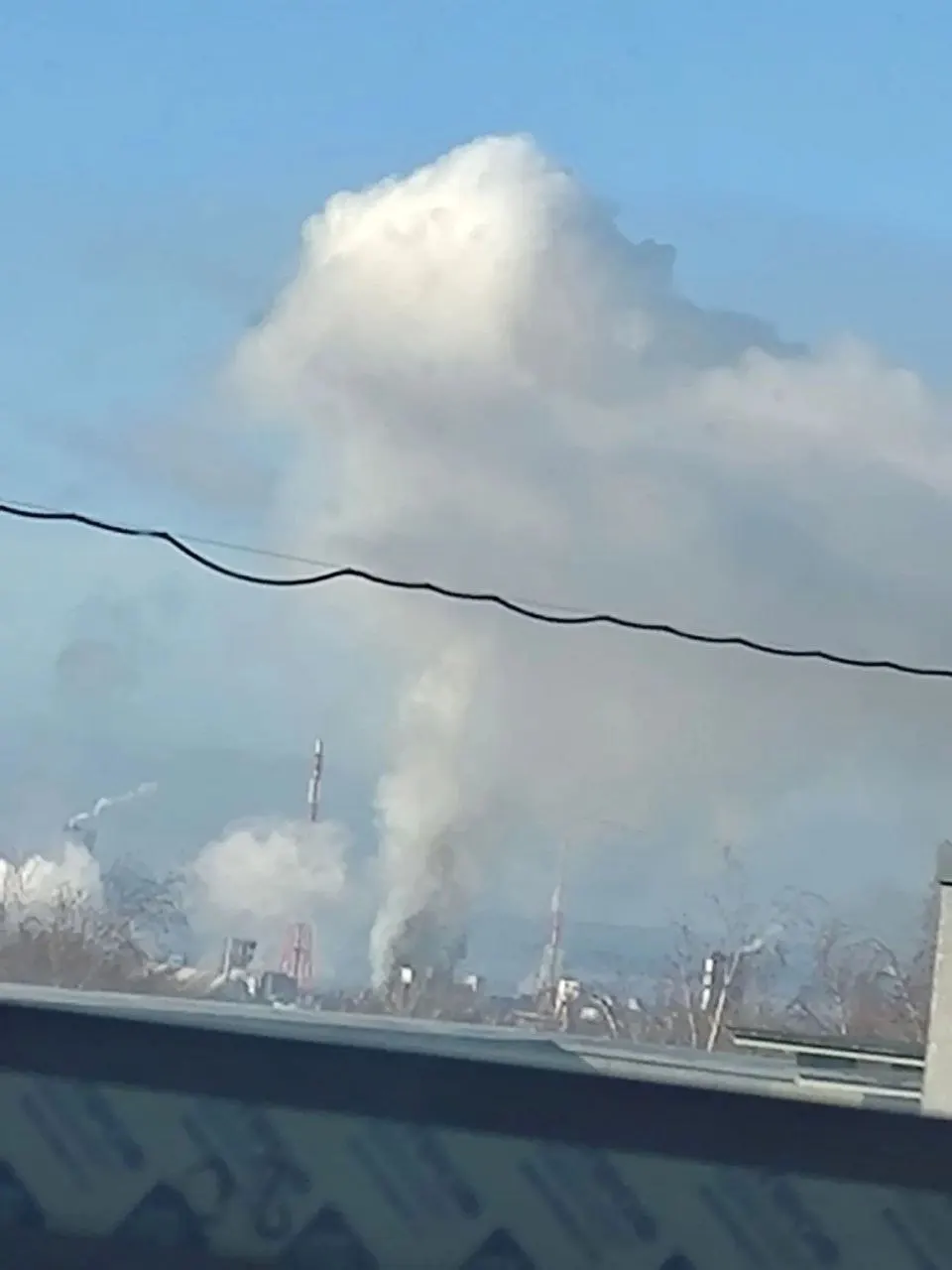 Ночью и утром 23 октября беспилотники нанесли удары по Городецкому округу и Березникам. Три человека госпитализированы, над регионом сбиты 19 БПЛА; школы переведены на дистанционное обучение.