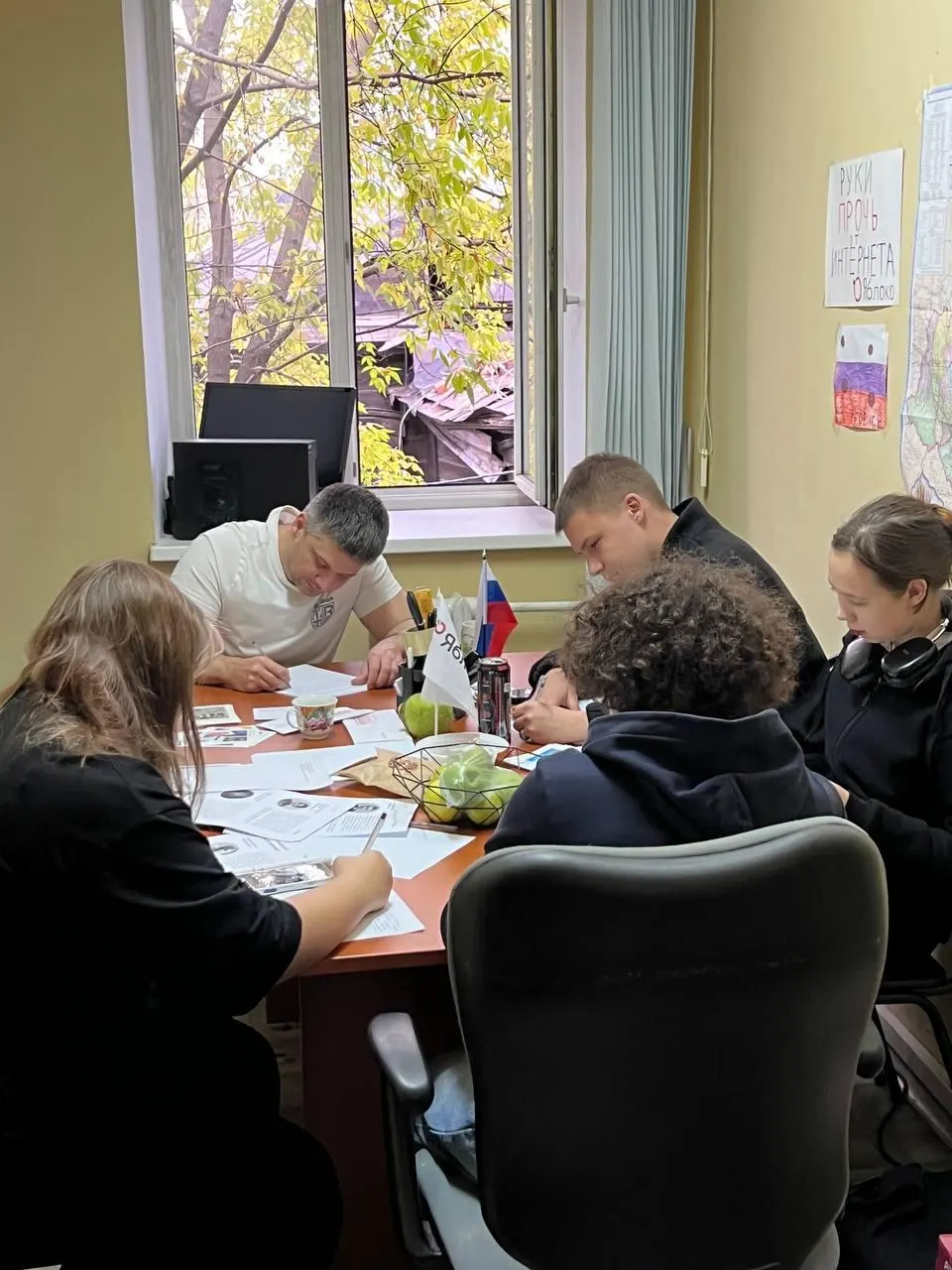 Активисты иркутского регионального отделения провели вечер, посвящённый написанию писем политзаключённым, и обсудили последствия давления за антивоенные высказывания.