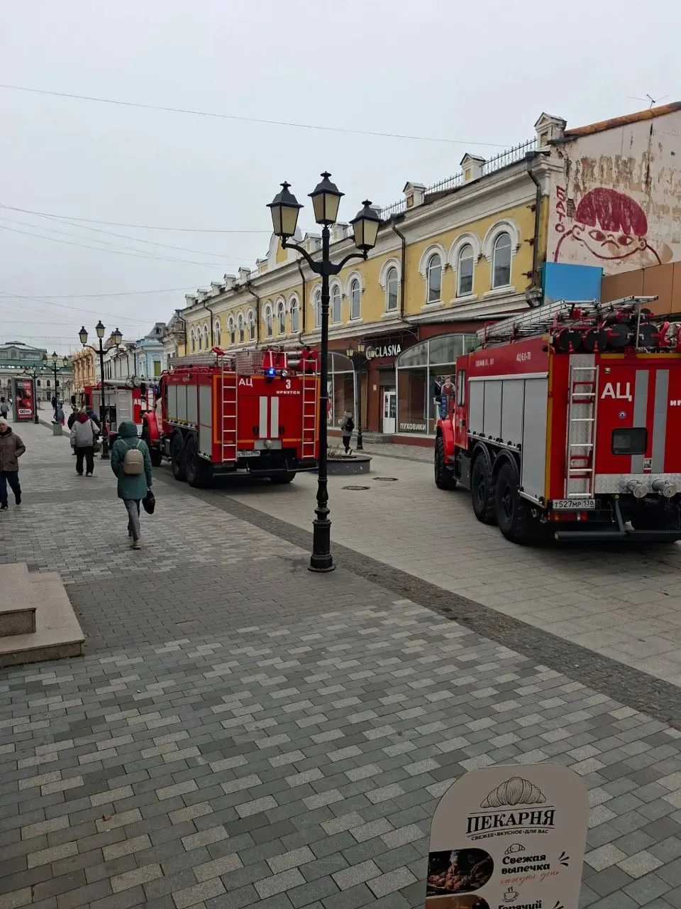 Пожар возник в здании на улице Урицкого; на месте работают три пожарных расчета.