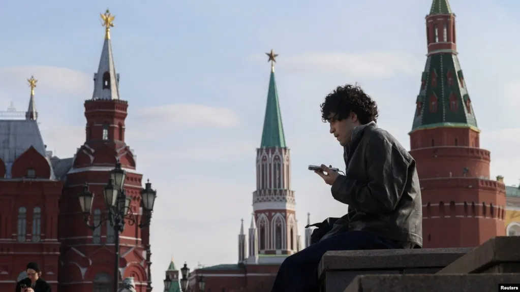 Законопроект предусматривает возрастную идентификацию несовершеннолетних в соцсетях и ограничение времени онлайн; приводится обзор международного опыта.