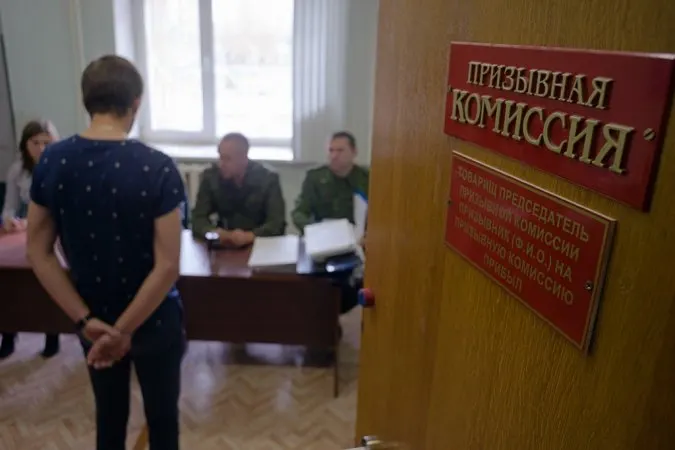 Семья обратилась в прокуратуру после задержания и принуждения к подписанию контракта; ситуация вызвала проверки по призыву в регионе.