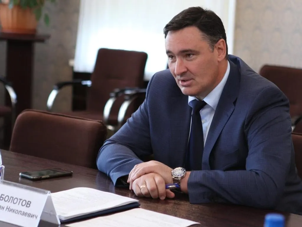 В Иркутске банки из-под детских молочных смесей якобы направлялись на нужды вооружённых сил; позже чиновник изменил заявление, причины изменений не названы.